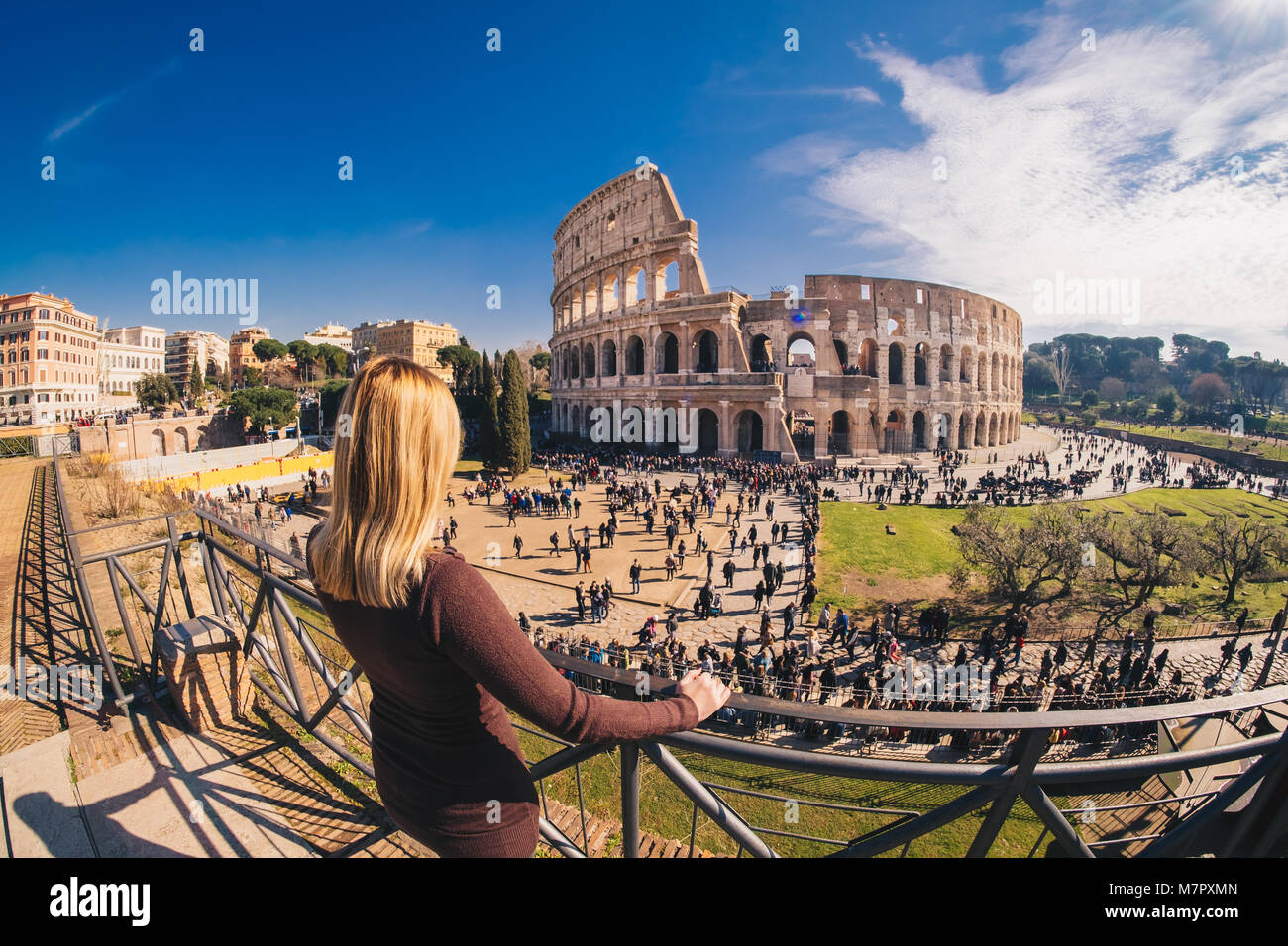 Touriste en profitant de la vue du Colisée romain à Rome, Italie Banque D'Images