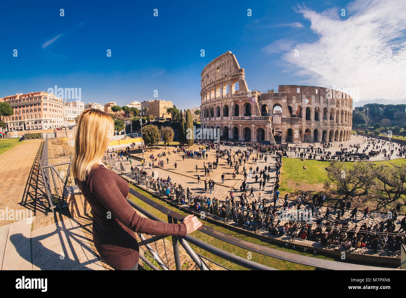 Touriste en profitant de la vue du Colisée romain à Rome, Italie Banque D'Images