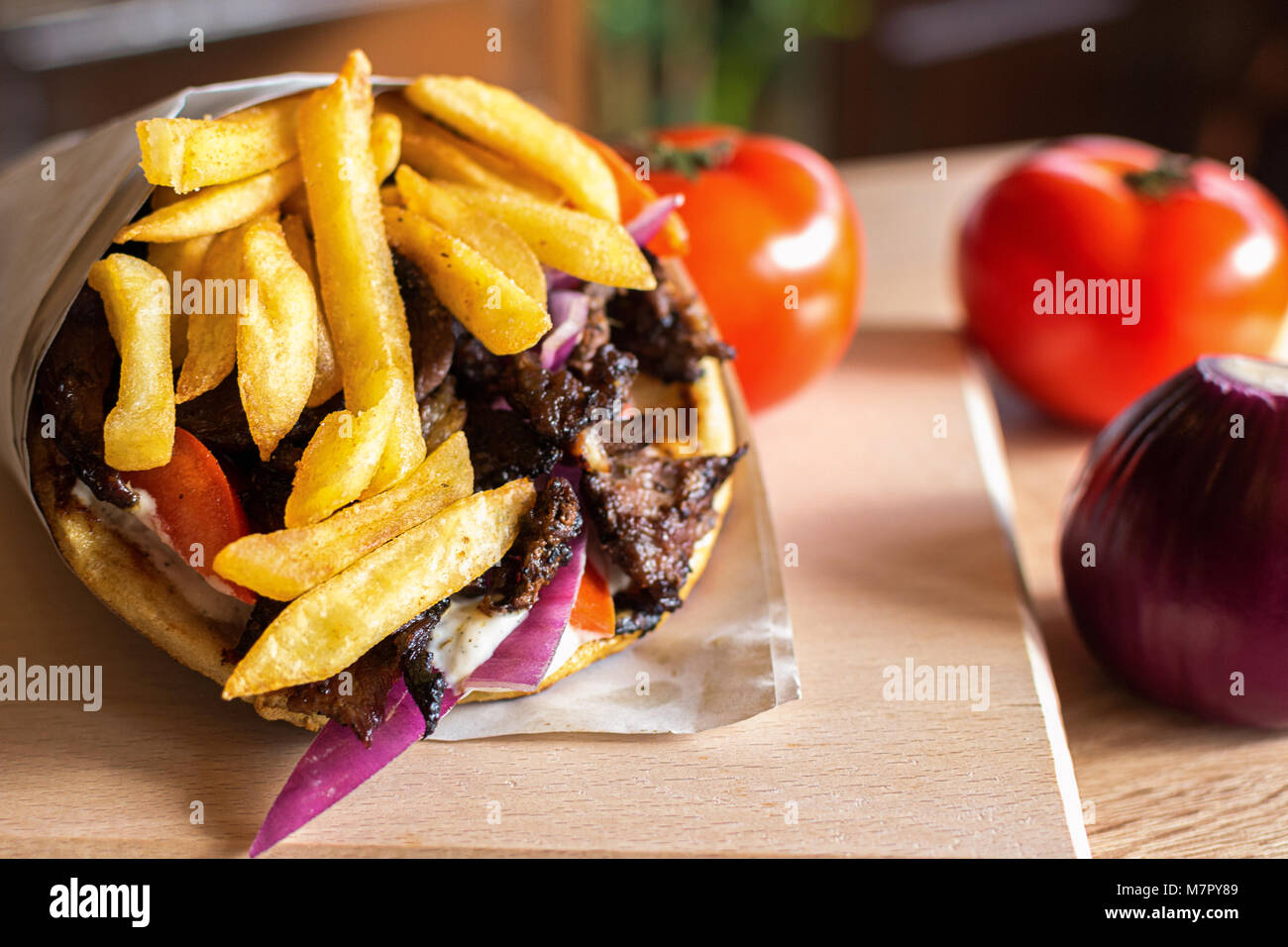 Pita gyros grec avec les ingrédients de la salade fraîche Banque D'Images