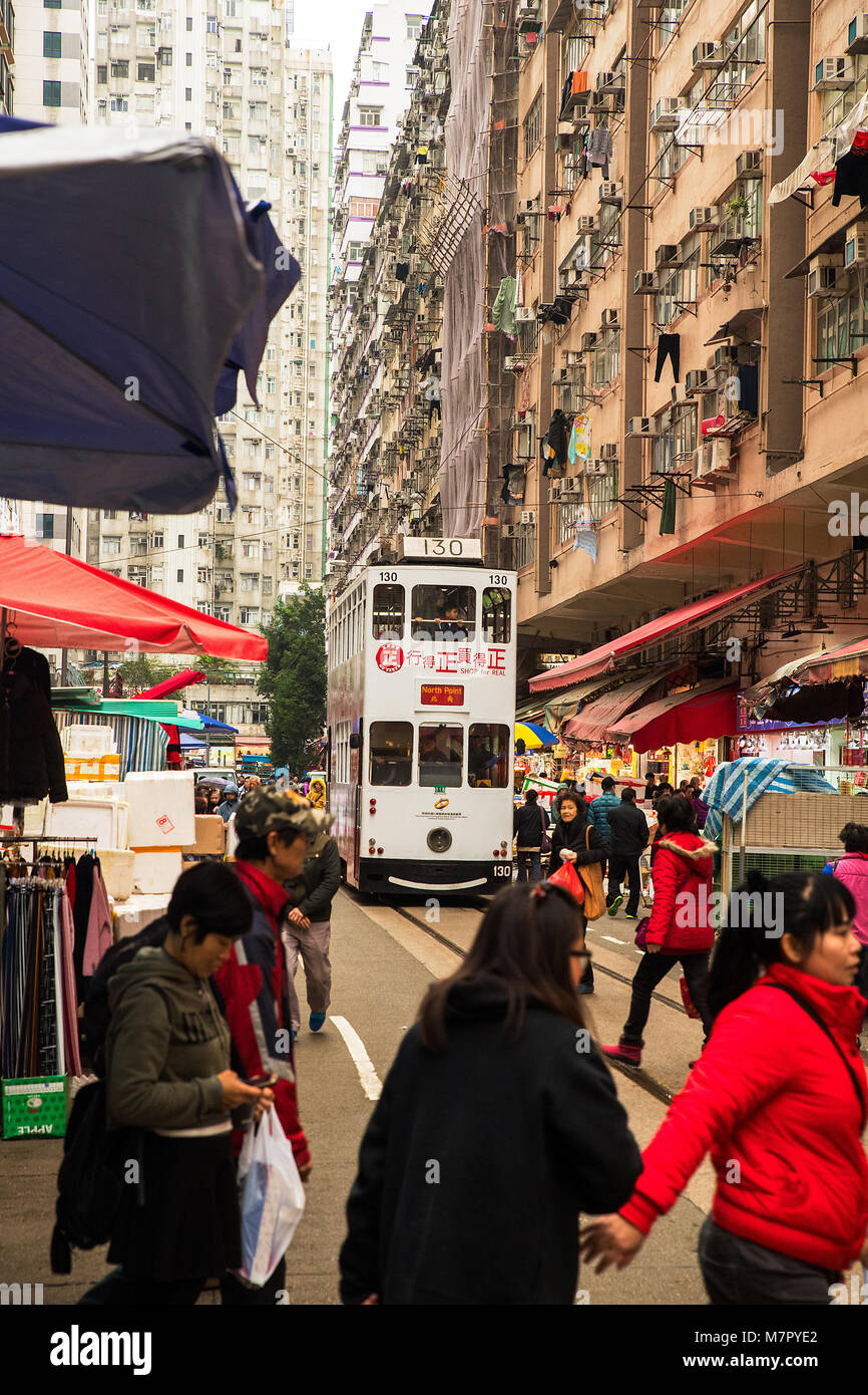 Tramway à marché étroit Street North Point, Hong Kong Banque D'Images