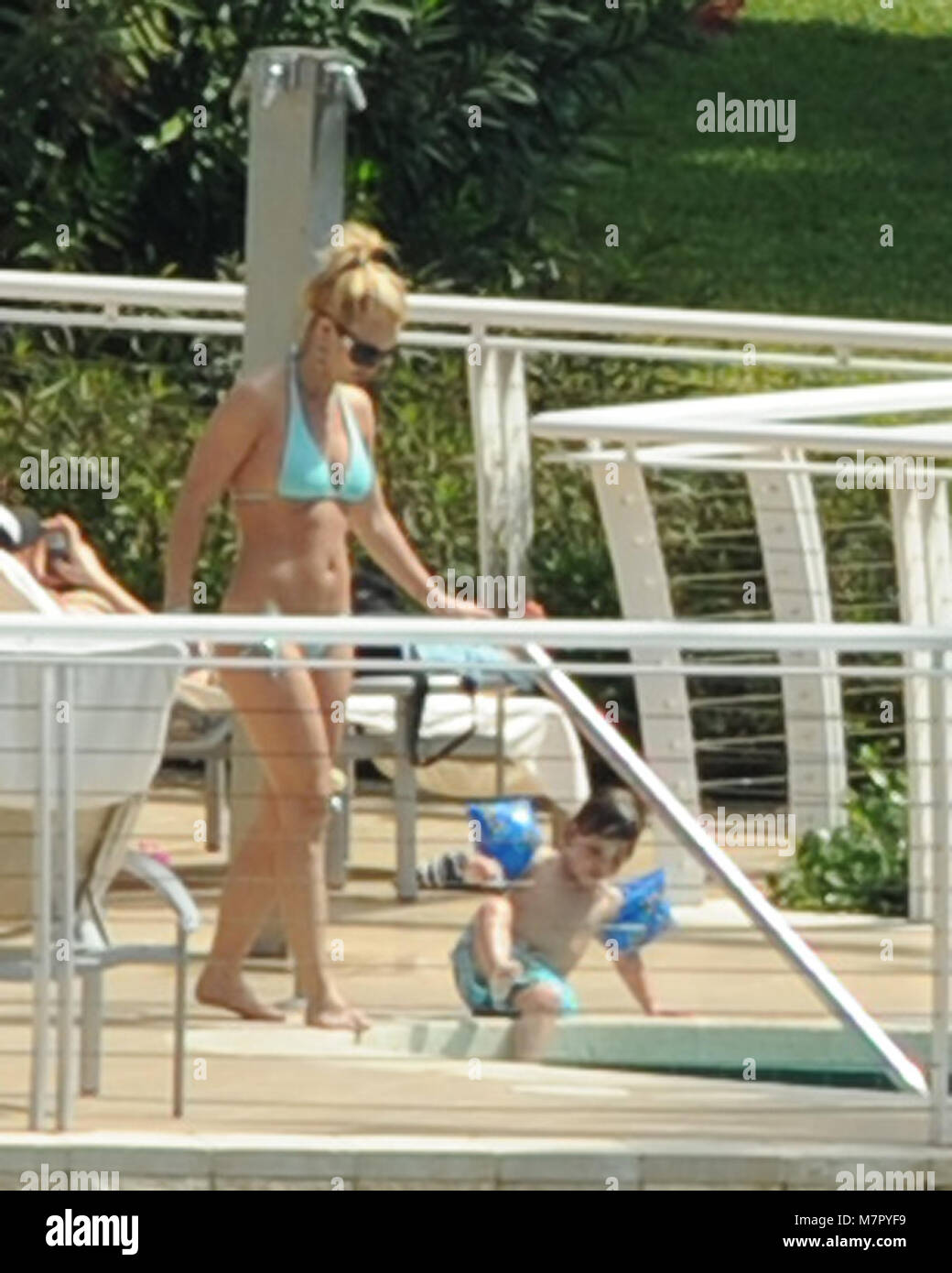 MIAMI BEACH, FL - 10 mars : profiter de la deuxième journée de sa mini Miami locations, Britney Spears hits le Jacuzzi dans son bikini bleu avec ses fils Sean Preston et Jayden James, . le 10 mars, 2009l dans Miami, Floride People : Britney Spears Banque D'Images