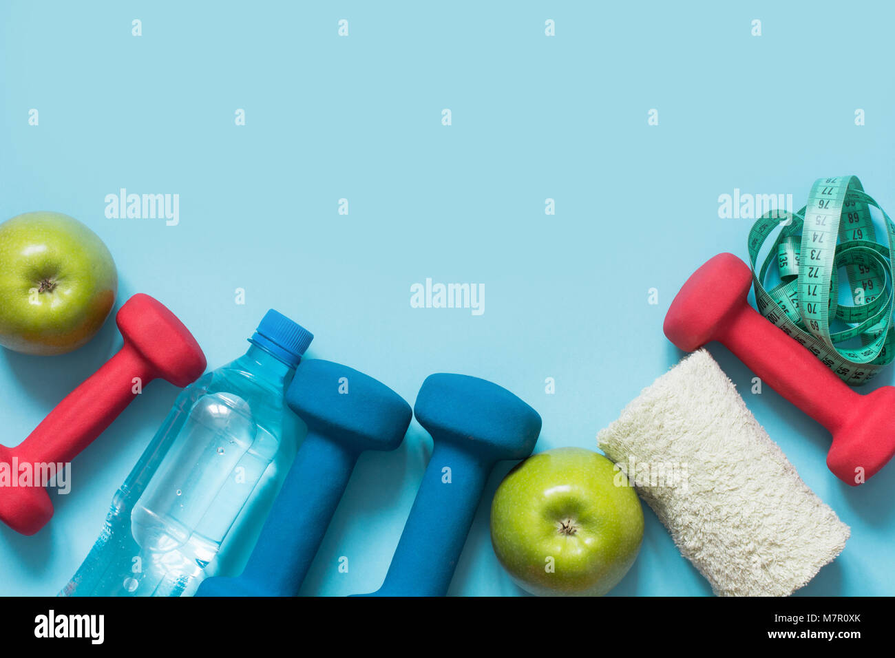 Les équipements de sport. Télévision créative jeter du sport et de l'équipements de remise en forme sur fond bleu avec copie espace. Banque D'Images