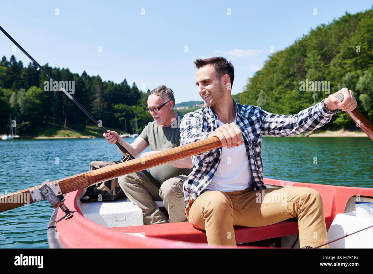 Les pêcheurs joyeux on camping trip Banque D'Images