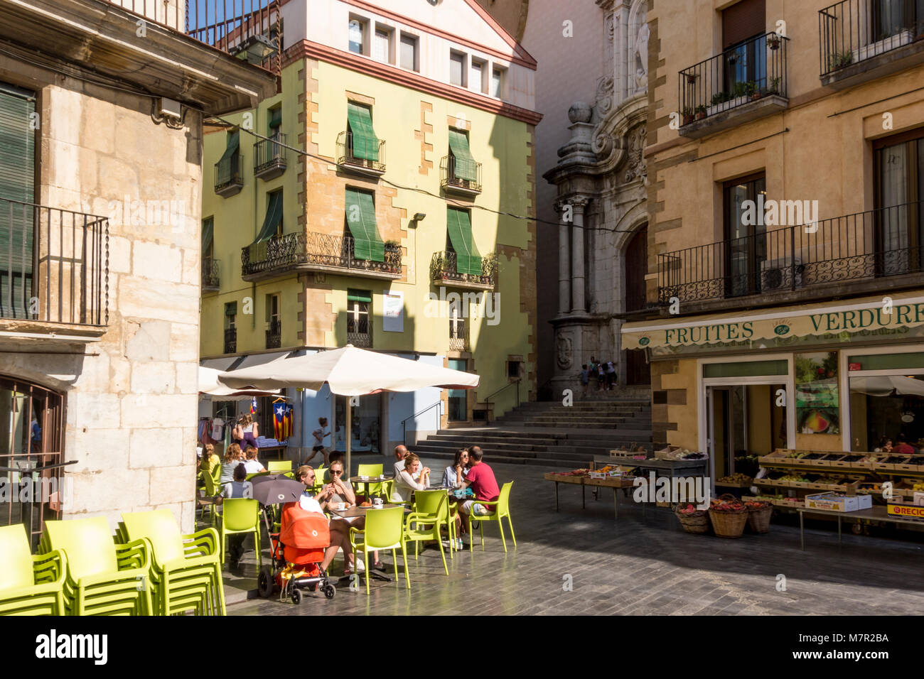 Aux personnes bénéficiant d'une journée d'été à la terrasse d'un café sur la place principale (Plaça Major) de la Bisbal d'Empordà, Baix Empordà, Catalogne, Espagne Banque D'Images