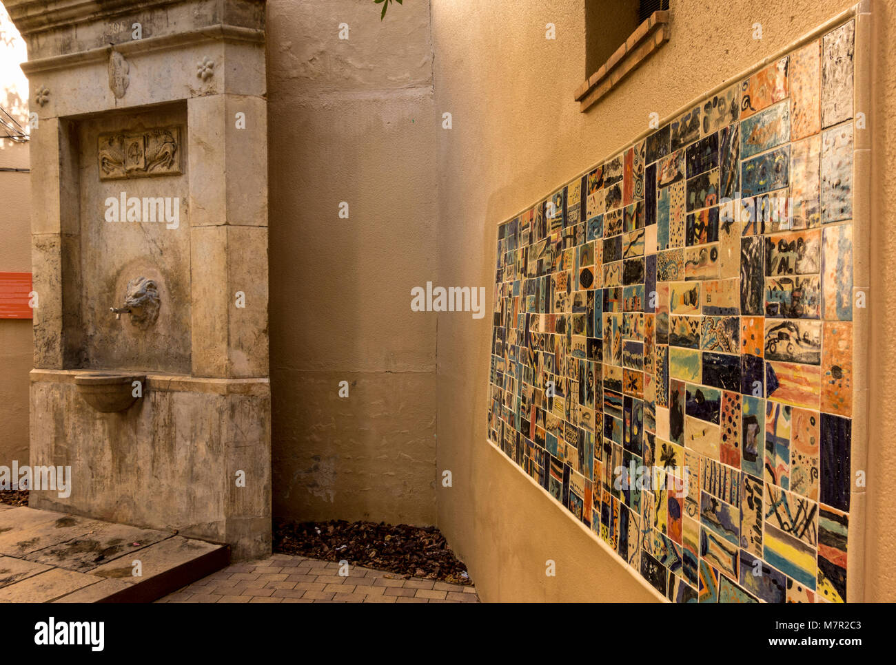 Font del Carrer de Santa Maria del Puig (fontaine au Santa Maria del Puig Square) et l'art de mur sur les carreaux, La Bisbal d'Emporda, Catalogne, Espagne Banque D'Images