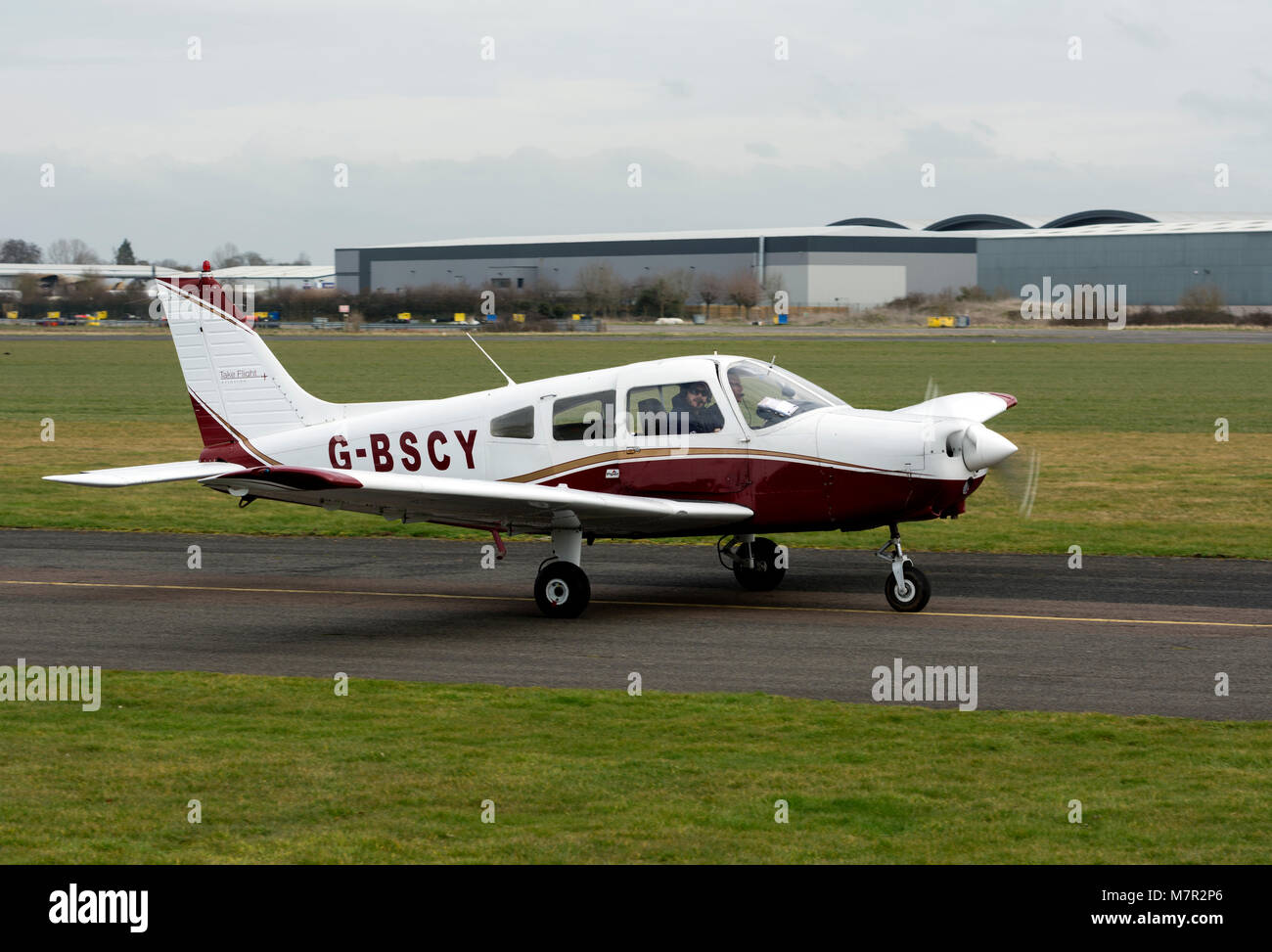 Piper PA-28-151 Cherokee Warrior à Wellesbourne Airfield, Warwickshire, UK (G-BSCY) Banque D'Images