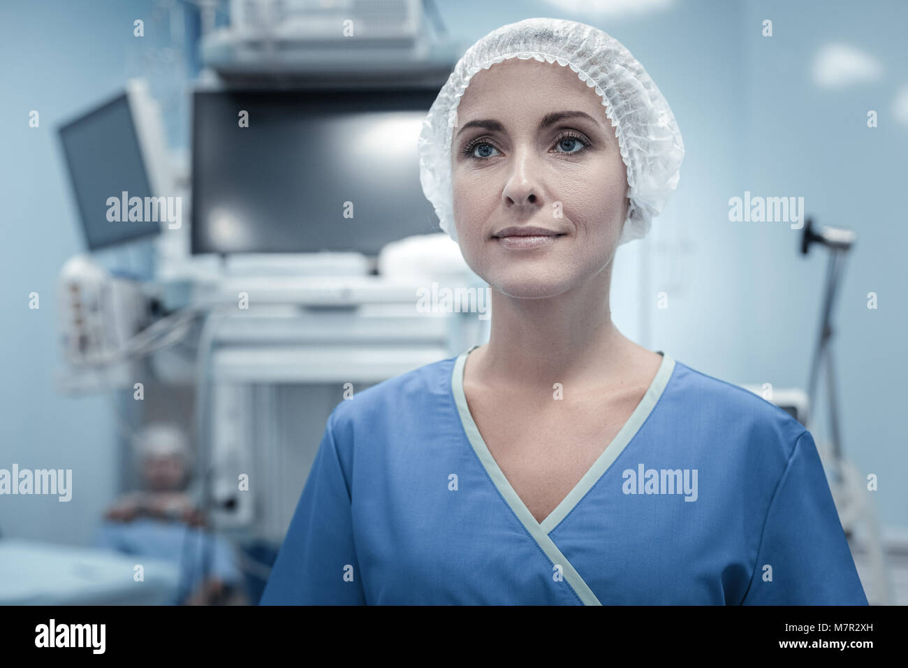 Infirmière qualifiée agréable et permanent à la droite. Banque D'Images