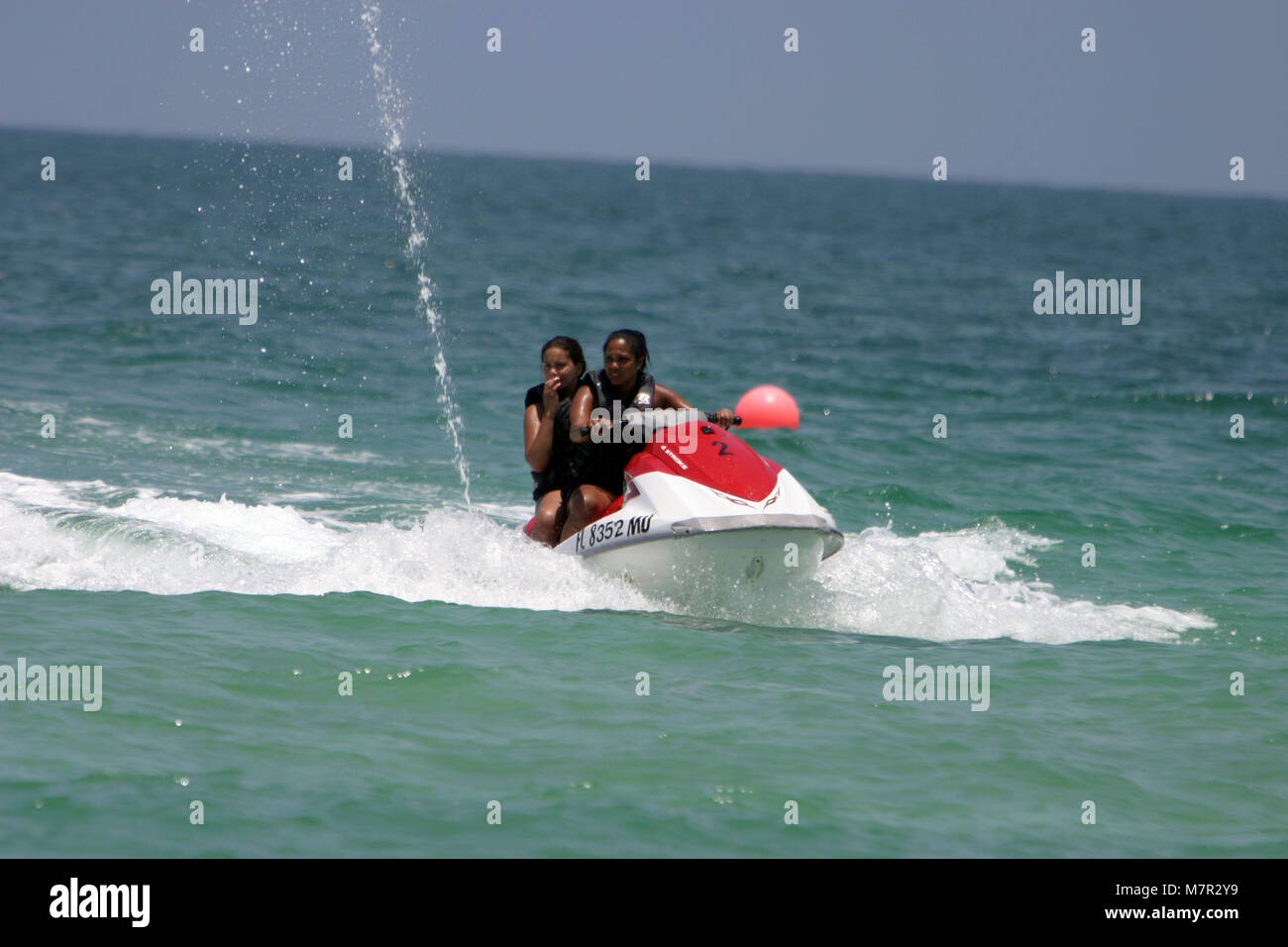 Miami Beach Fl 16 Juin 06 Kevin Federline Va Jet Ski Avec Ami Scooter Club Organisateur De L Atlanta En Ville Pour Feter Son Anniversaire Avec Kevin Sur Miami Beach Dire Miami Beach Fl 16 Juin 06 Kevin Federline Va Jet Ski Avec Ami Scooter Club Organisateur De L Atlanta En Ville Pour Feter Son Anniversaire Avec Kevin Sur Miami Beach Dire