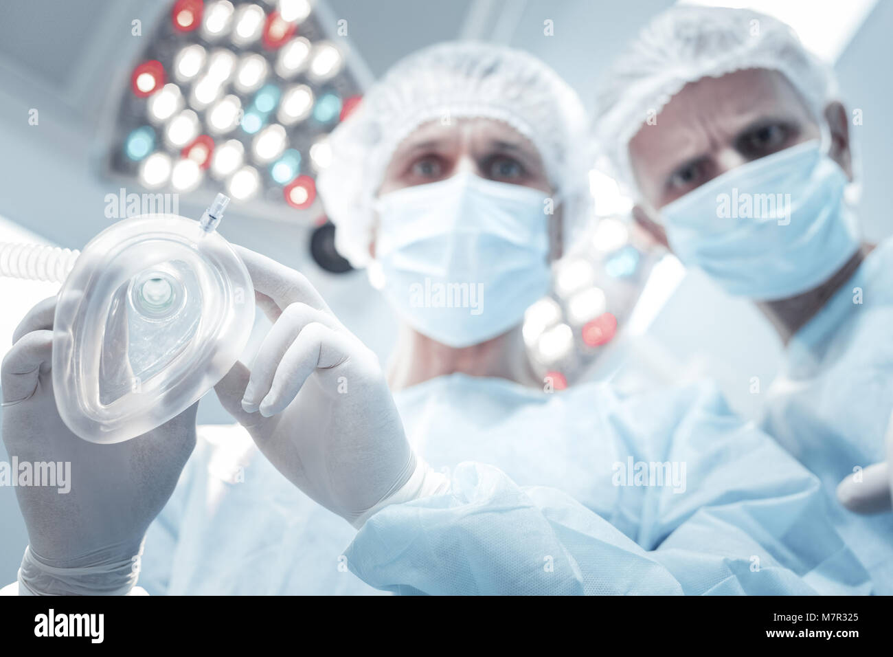 Masque à oxygène utile étant en mains de medic. Banque D'Images