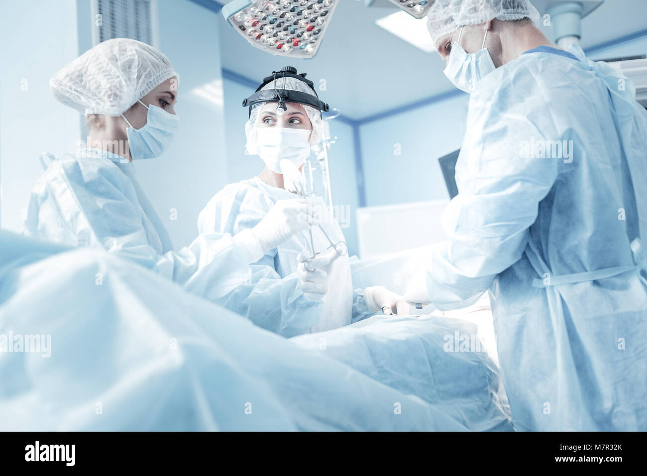 Prendre une vague perspective confiante et à la collègue à collier. Banque D'Images