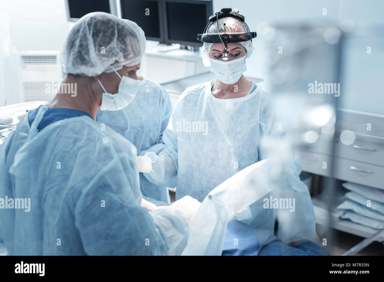 Confiant de graves tempêtes et permanent à la recherche à leur patient. Banque D'Images