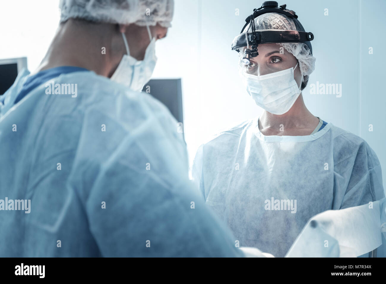 Calme Confiant et permanent d'expansion à la recherche de son partenaire. Banque D'Images