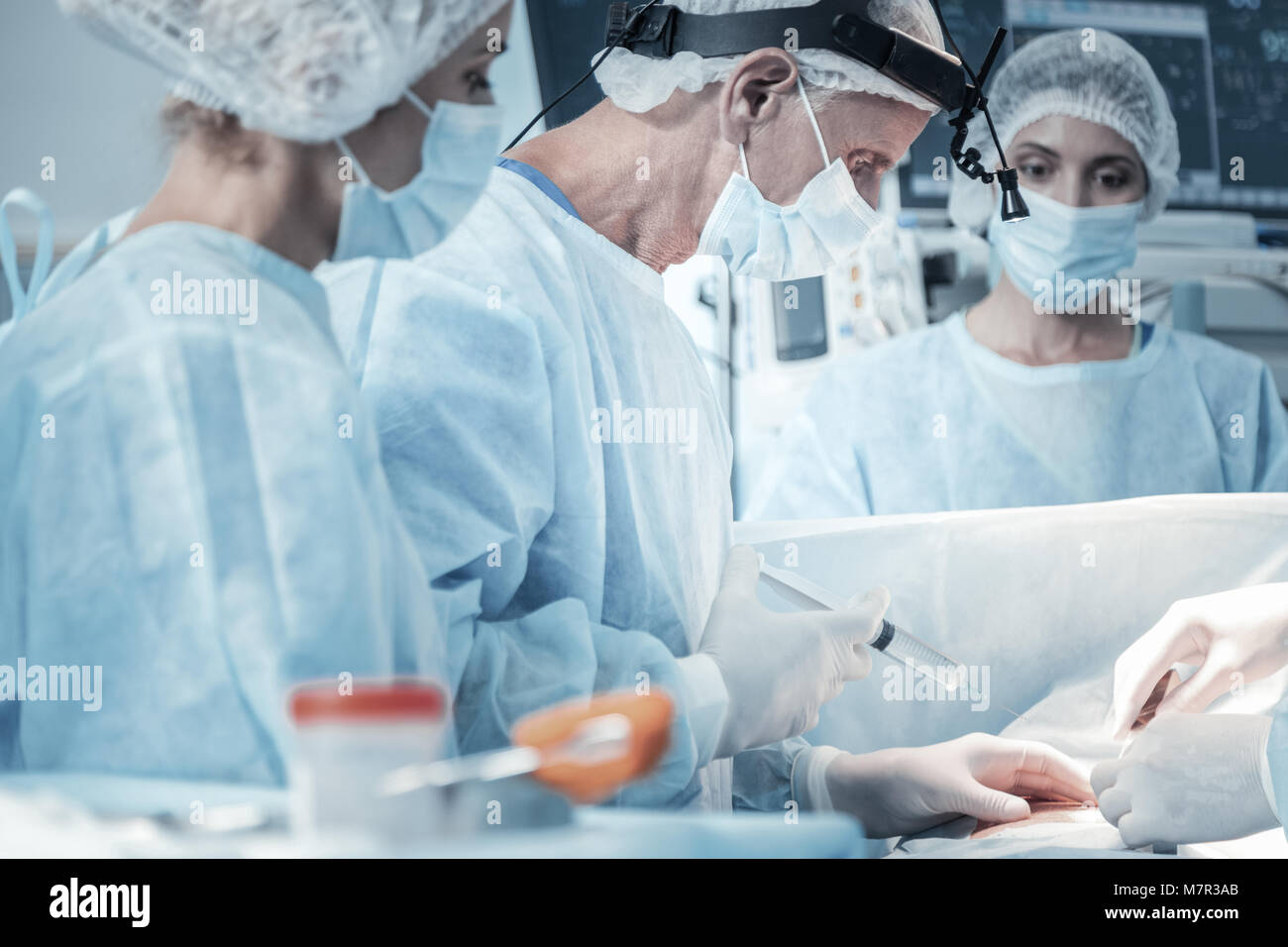 Confiant les surtensions qualifiés making injection et être dans l'opérationnel. Banque D'Images