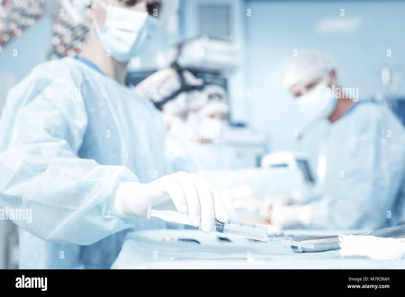 Seringue médicale grand être dans les mains d'un médecin. Banque D'Images