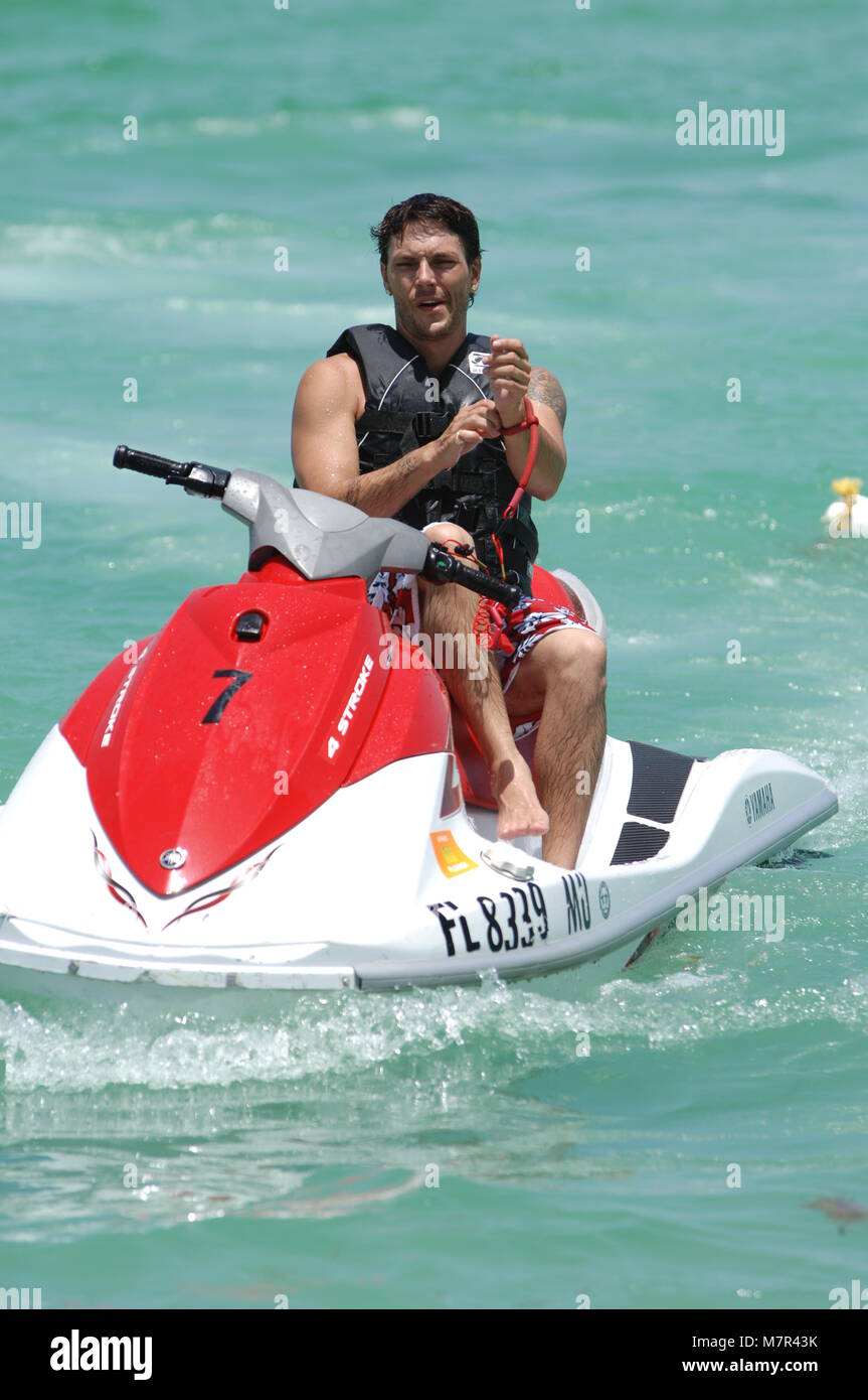 Miami Beach Fl 16 Juin 06 Kevin Federline Va Jet Ski Avec Ami Scooter Club Organisateur De L Atlanta En Ville Pour Feter Son Anniversaire Avec Kevin Sur Miami Beach Dire Miami Beach Fl 16 Juin 06 Kevin Federline Va Jet Ski Avec Ami Scooter Club Organisateur De L Atlanta En Ville Pour Feter Son Anniversaire Avec Kevin Sur Miami Beach Dire