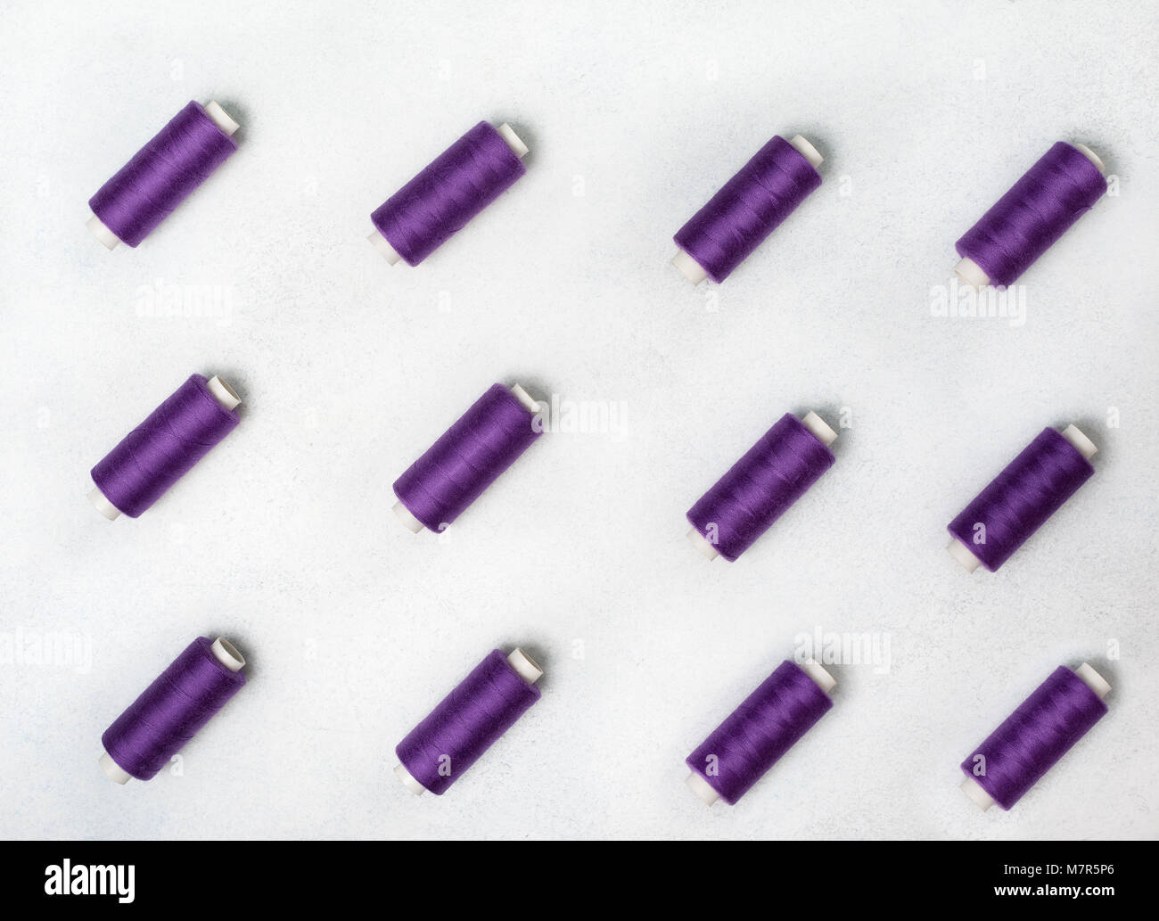Rangées de bobines de fil violet. Vue de dessus Banque D'Images