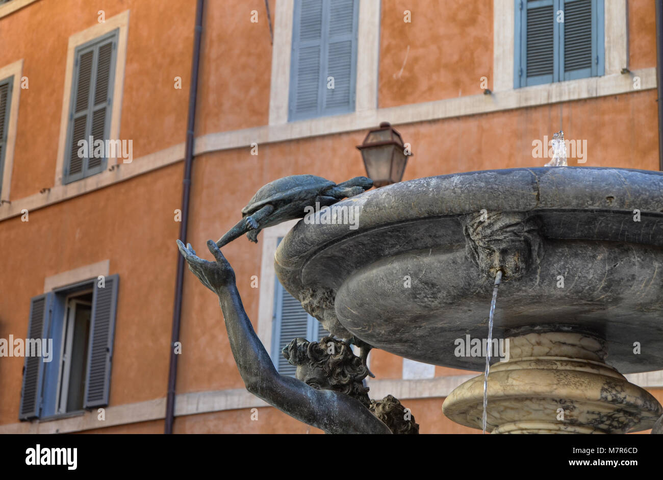 Rome, Latium, Italie. Piazza Mattei, dans le quartier Sant'Angelo Détail de la tortue de la fontaine. Photo du 15 août 2014 Banque D'Images