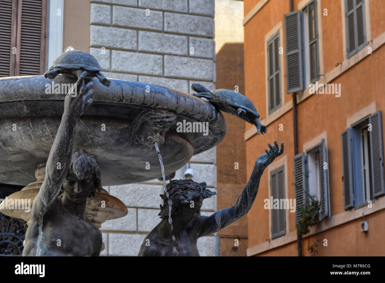 Rome, Latium, Italie. Piazza Mattei, dans le quartier Sant'Angelo Détail de la tortue de la fontaine. Photo du 15 août 2014 Banque D'Images
