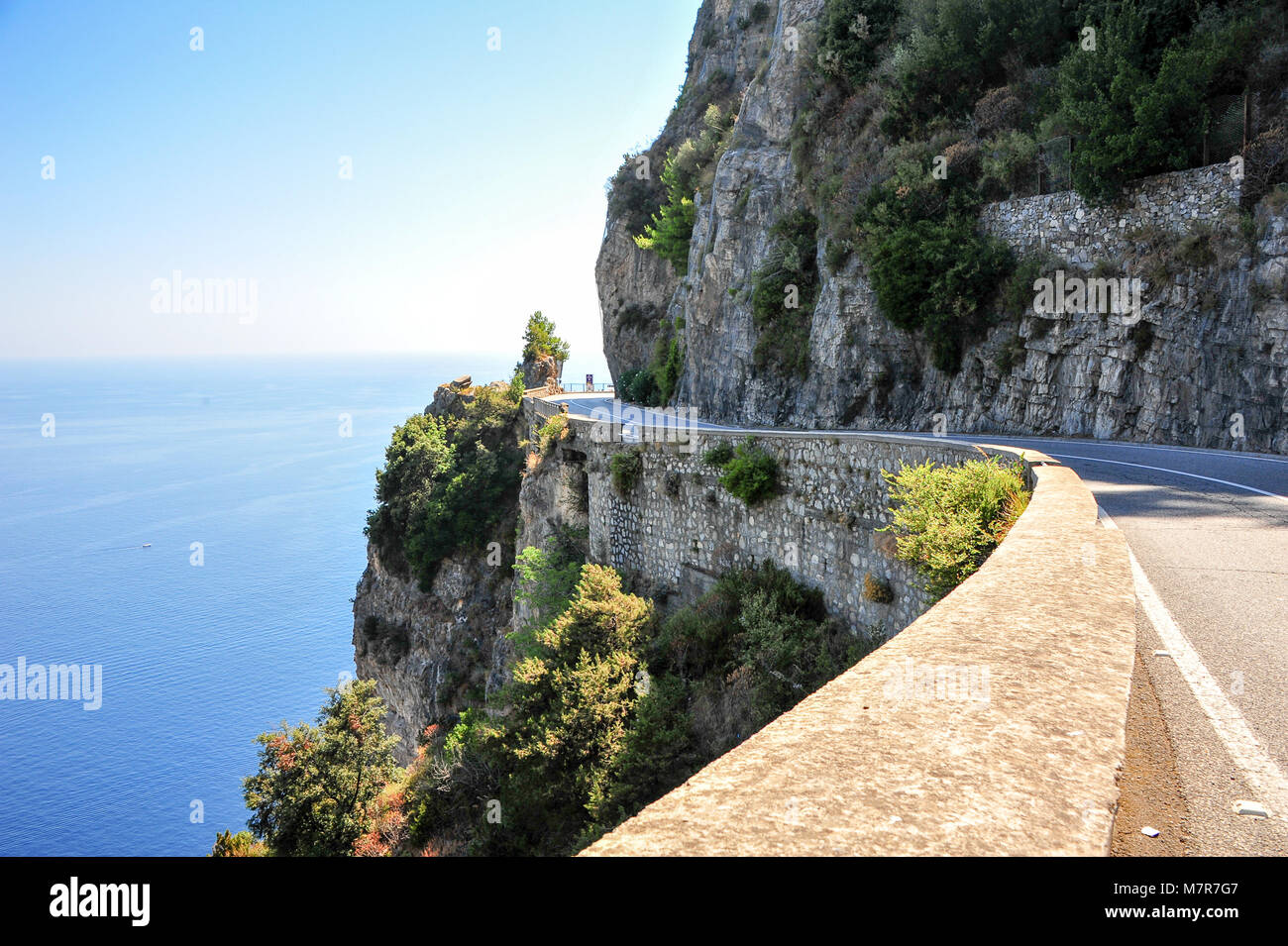 Des vues à couper le souffle le long de la route de la côte amalfitaine. Route sinueuse, falaises, mer bleu azur. 50km de route entre le village d'Amalfi et Sorrente en Italie Banque D'Images