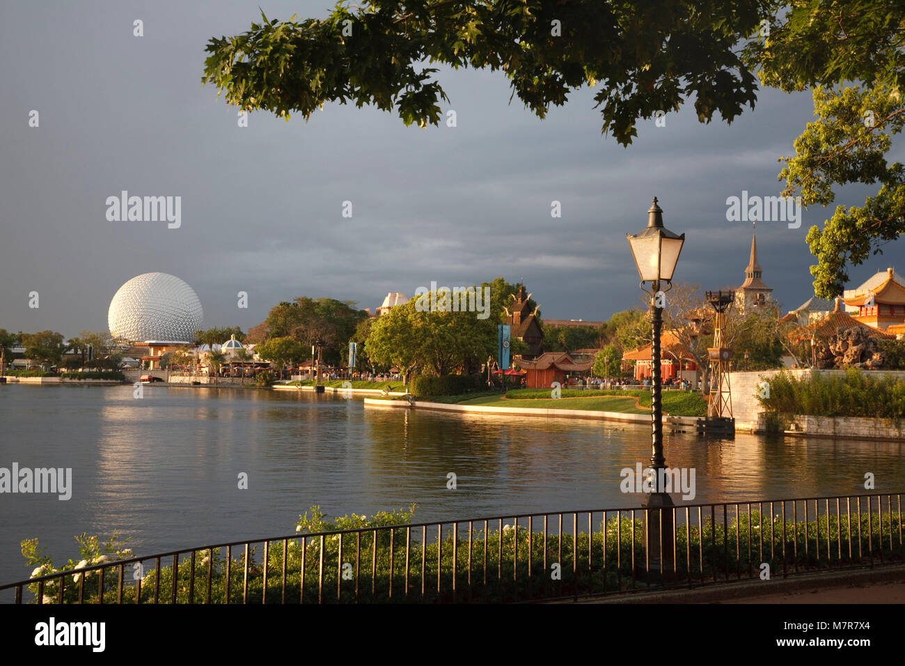 Orlando, USA - Le 22 mars 2009. Le soleil se couche sur le lagon de World Showcase à Epcot Center, le Parc à Thème Walt Disney World Resort. Banque D'Images