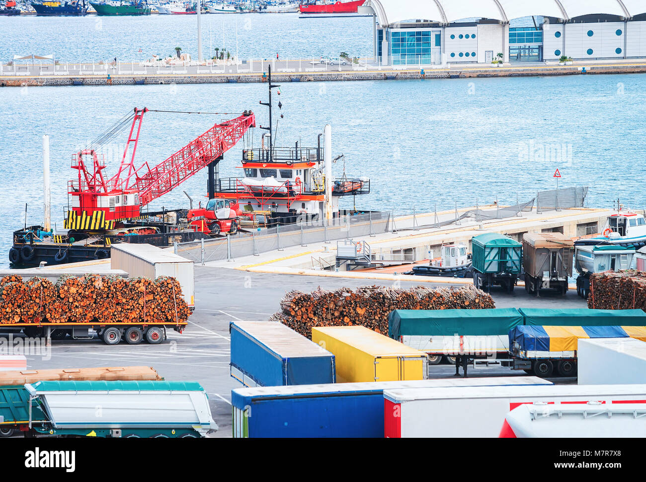 Les conteneurs dans le port de Cagliari, Sardaigne, Italie Banque D'Images