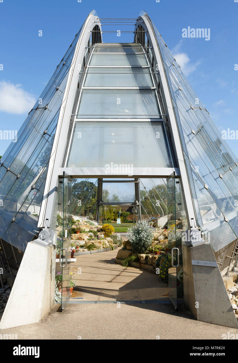 Londres, Royaume-Uni - 18 avril, 2014. Davies Alpine House, jardins botaniques de Kew. Les jardins ont été fondées en 1840 et sont d'une importance internationale. Banque D'Images