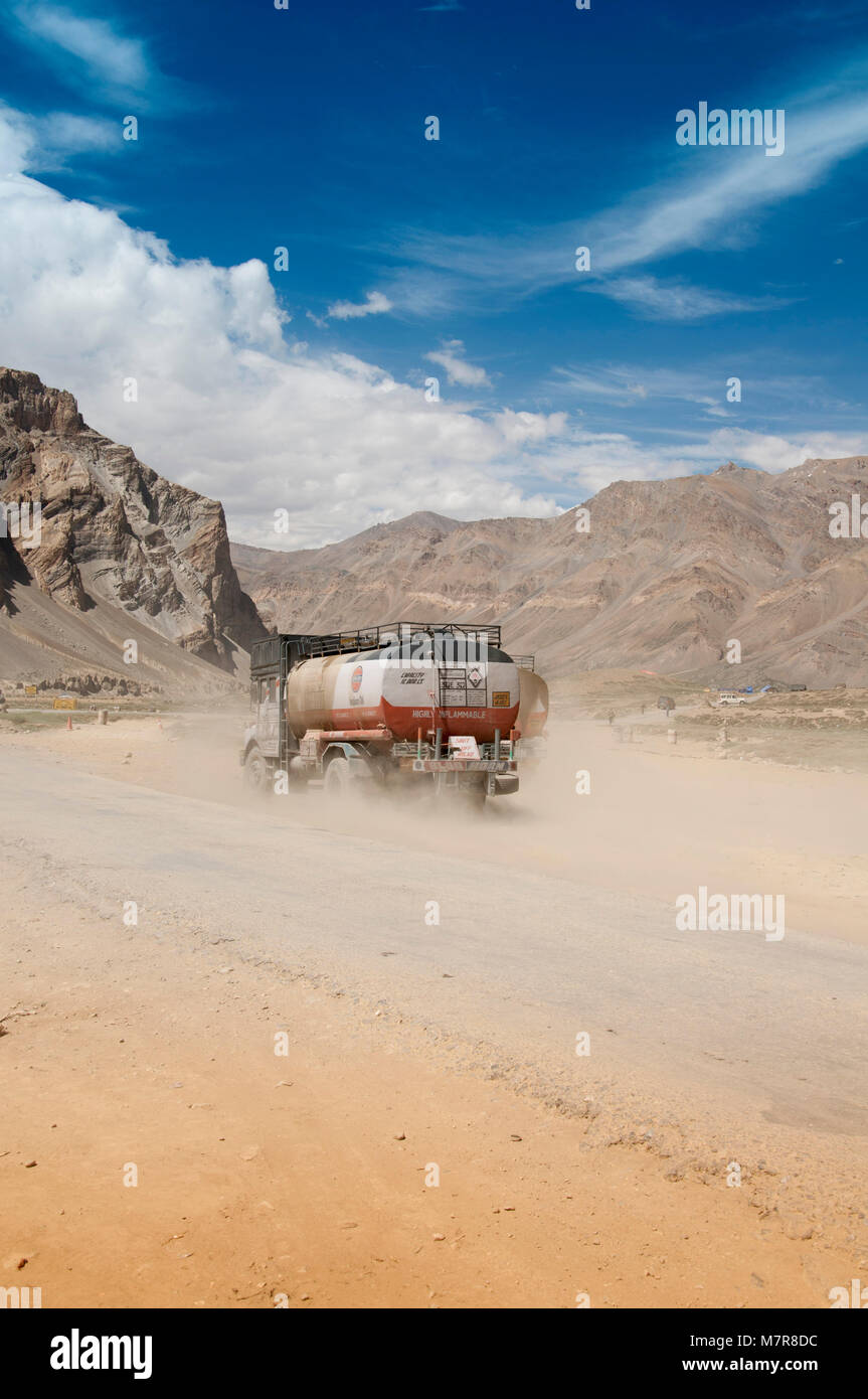 Camion dans la poussière, Leh-Manali Highway, Himalaya, Inde Banque D'Images