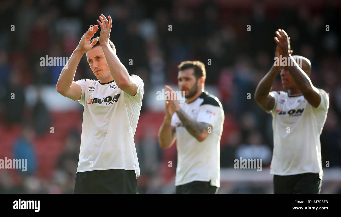 Derby County's Craig Forsyth (à gauche) et ses coéquipiers applaudir le voyager fans après le match Banque D'Images