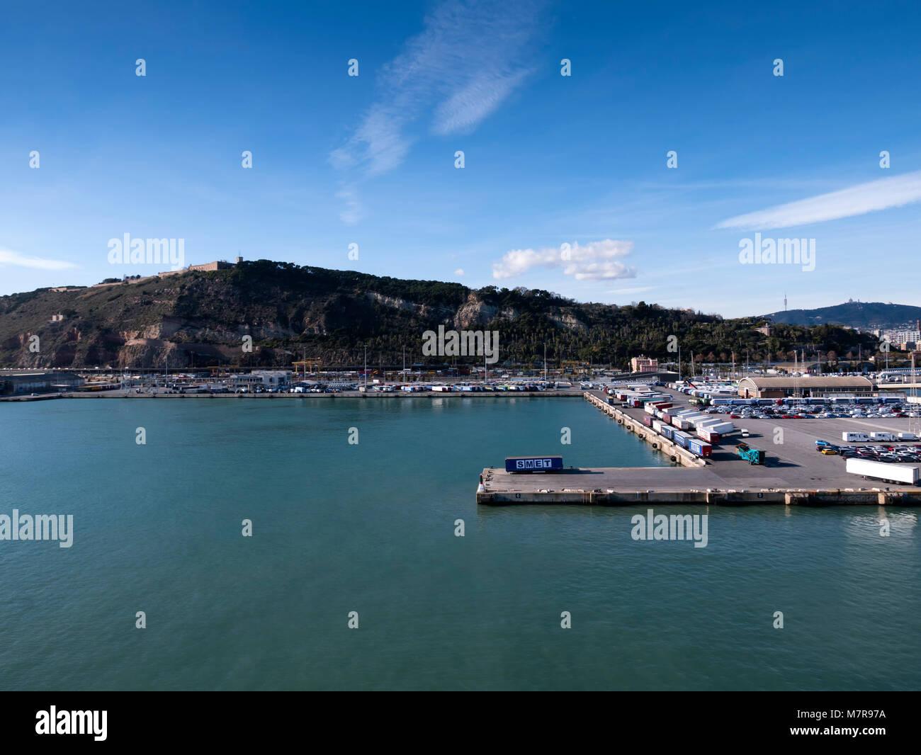 Vue sur le port de Barcelone d'un navire de croisière. Barcelone, Espagne. Banque D'Images