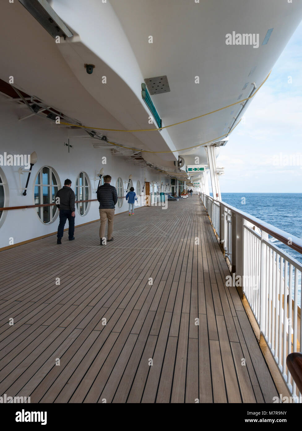 Le pont promenade, Norwegian Spirit bateau de croisière. Banque D'Images