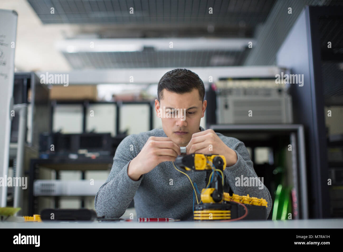 Les jeunes adultes travaillant sur la robotique Banque D'Images