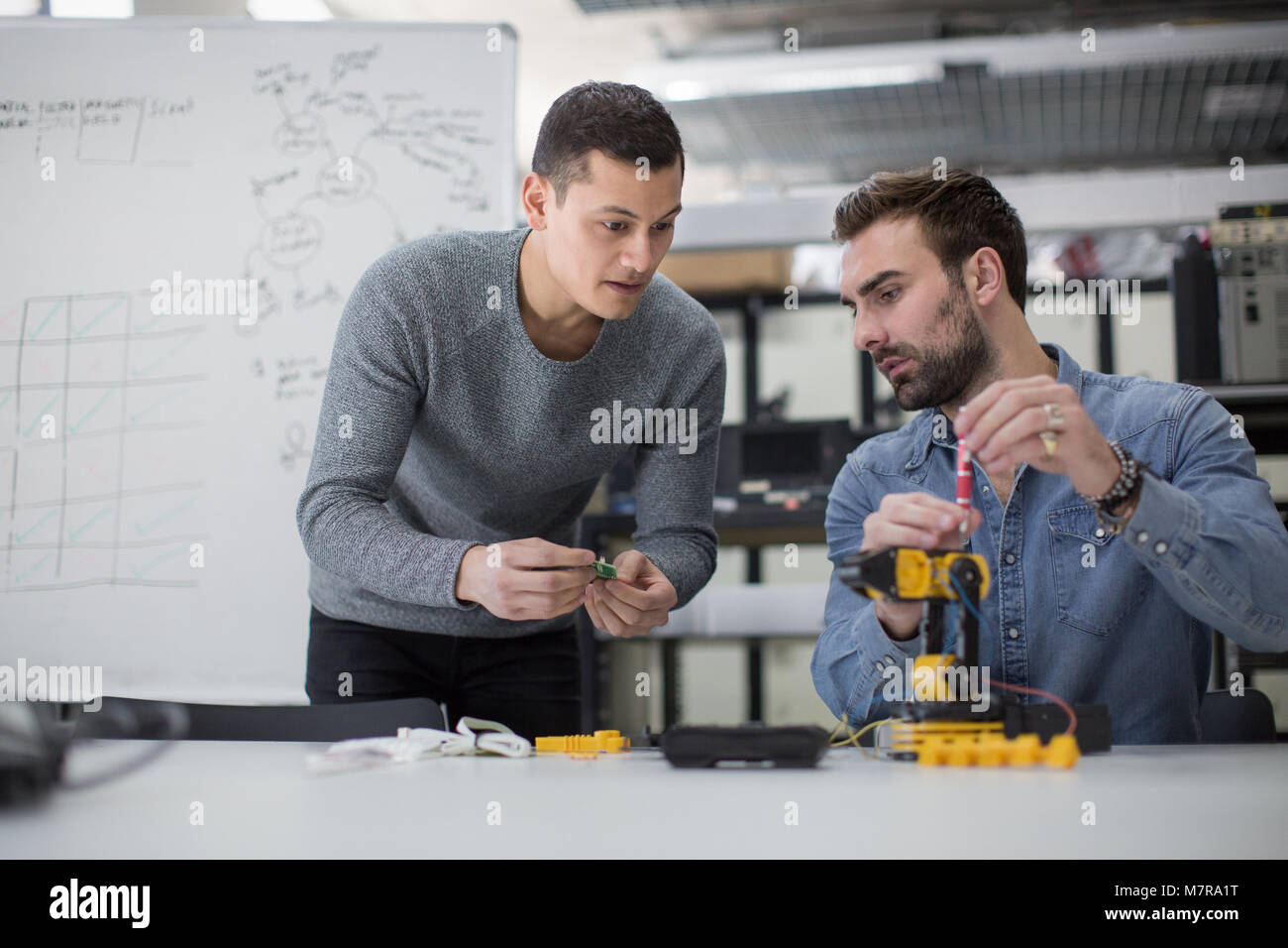 Des collègues qui travaillent sur la robotique Banque D'Images