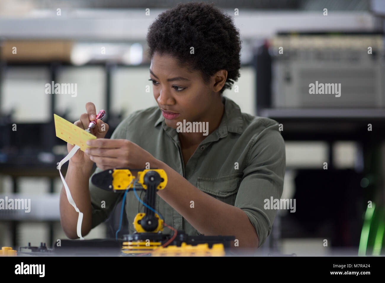Les femmes travaillant sur la robotique Banque D'Images
