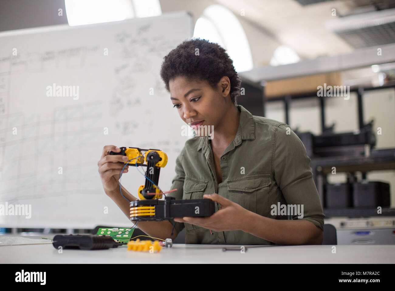 Les femmes travaillant sur la robotique Banque D'Images