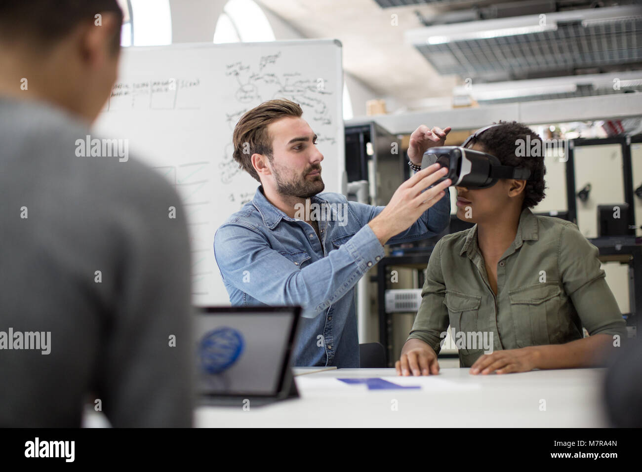 Le travail d'équipe sur casque de réalité virtuelle Banque D'Images