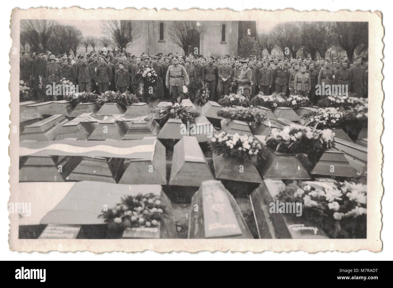 L'enterrement de masse, Funérailles de troupes britanniques à un cimetière près de Leipzig en Allemagne le 27 février 1945, pendant la Seconde Guerre mondiale, les photographies sont toutes sur l'arrière avec le Stalag IV-A, camp de prisonnier de guerre Banque D'Images