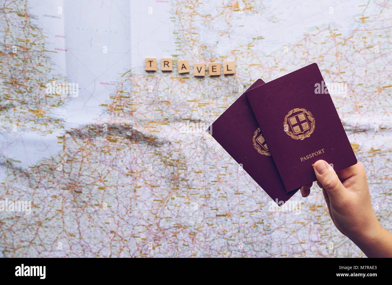 Femme main tenant les passeports. Concept de voyage Banque D'Images