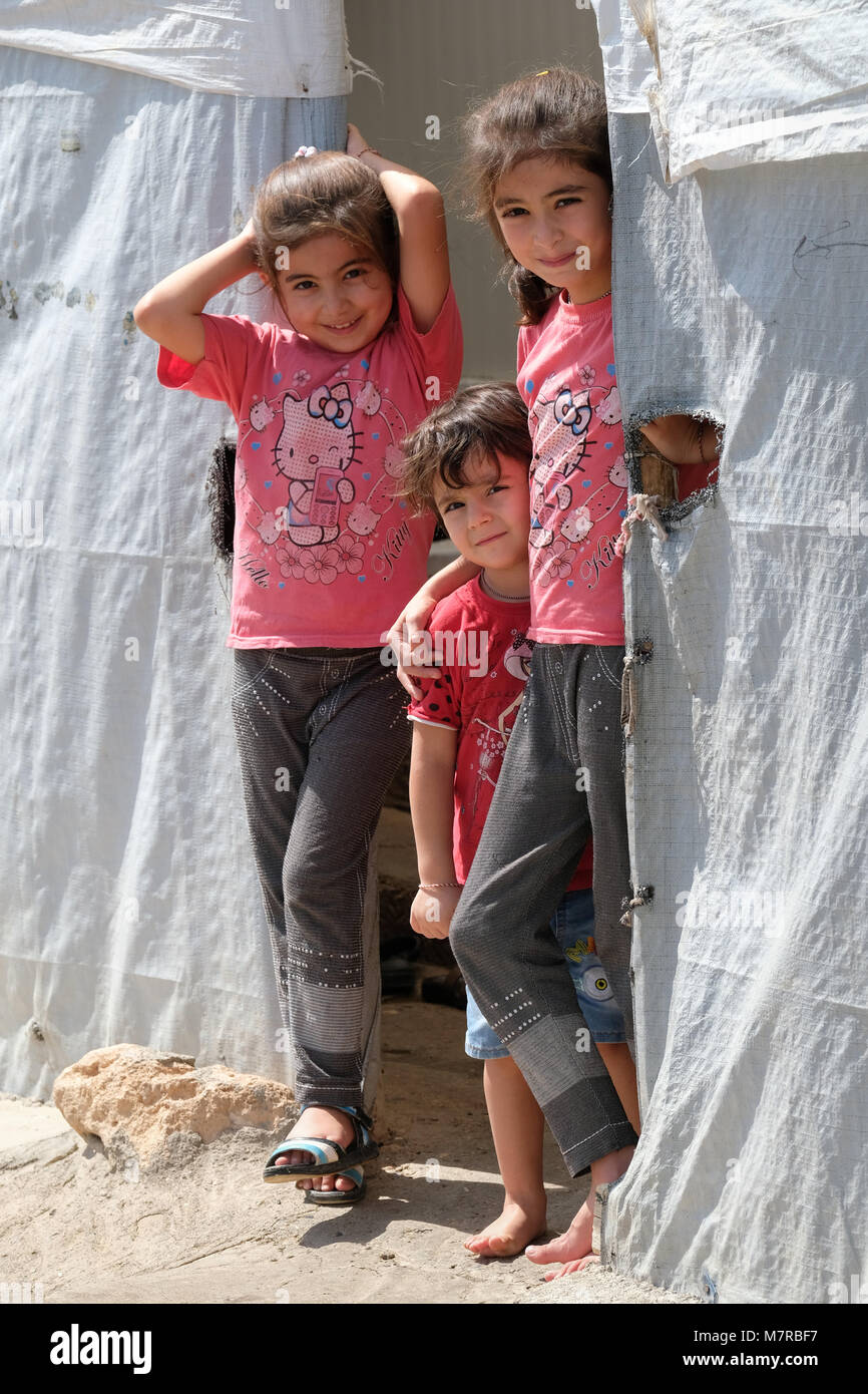 Les enfants dans le camp pour personnes déplacées à l'Dawidiya Yézidis du Sinjar montagnes, le nord de l'Irak, région autonome kurde, de l'Iraq Banque D'Images