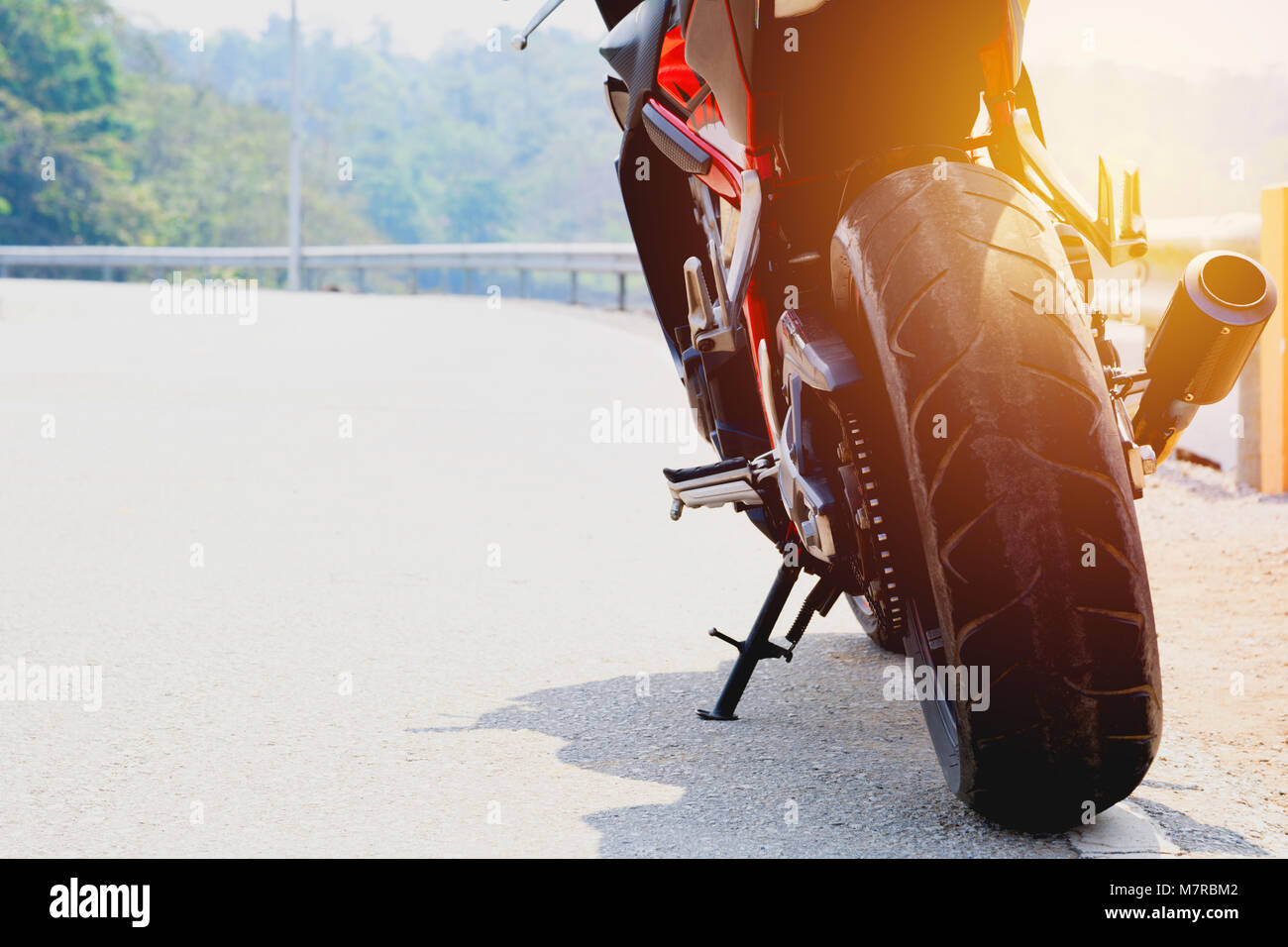 Un parking moto sur la route côté droit et copie espace pour le texte. Banque D'Images