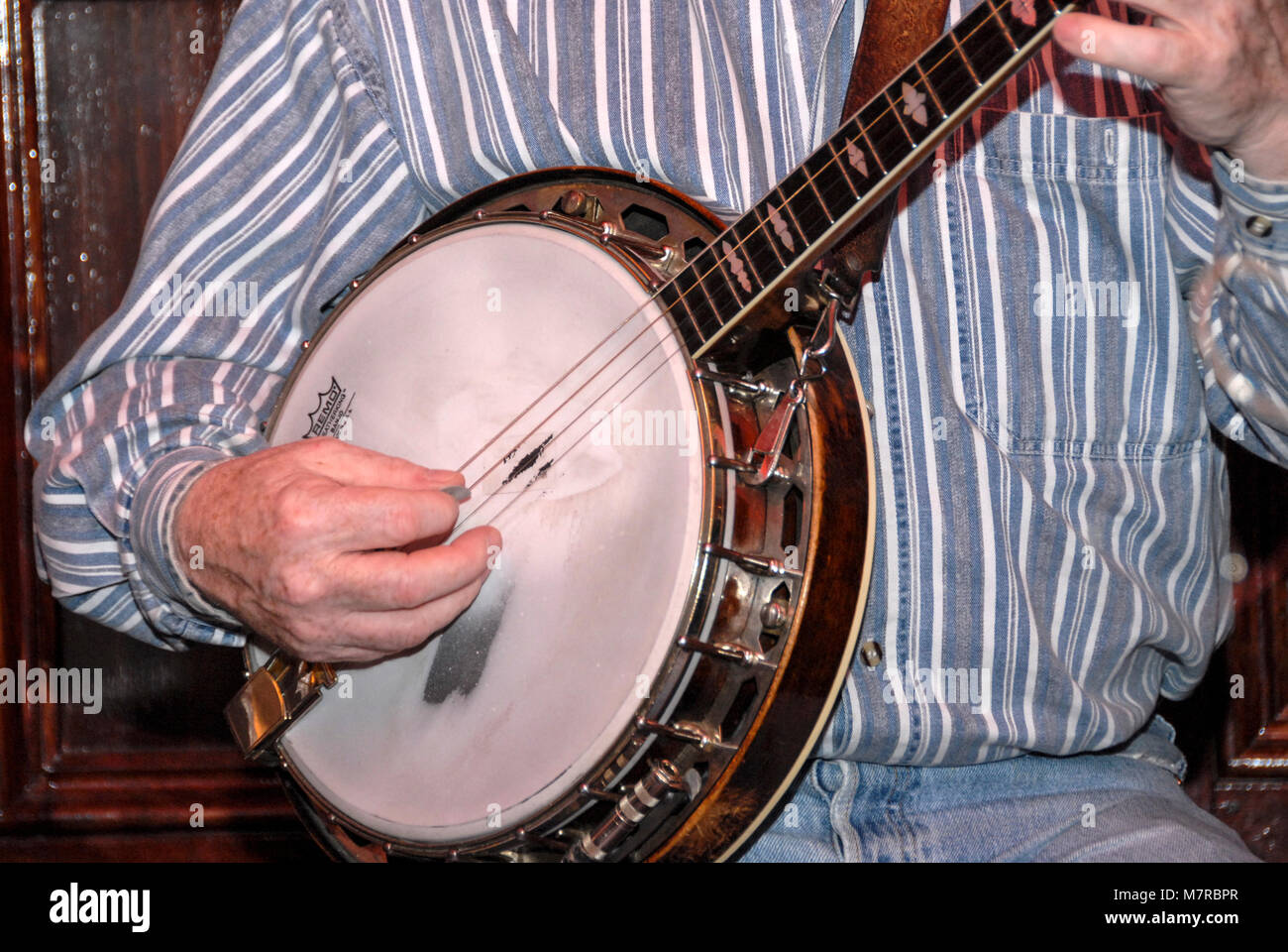 De nombreux pubs et bars proposent de la musique live. Ces musiciens jouent dans le quartier Temple Bar de Dublin, en Irlande du Sud Banque D'Images