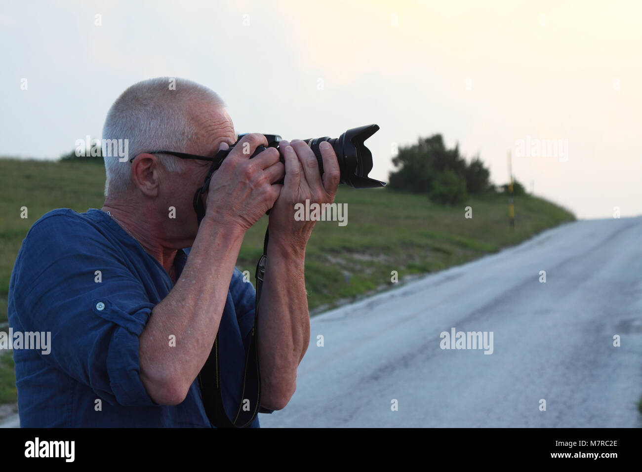 L'homme blanc dans les années 60, photographié de profil. L'homme est la photographie. Banque D'Images