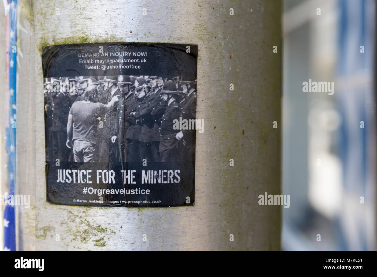 Autocollant sur un lampadaire et exiger la justice pour mineurs Orgreave enquête Banque D'Images