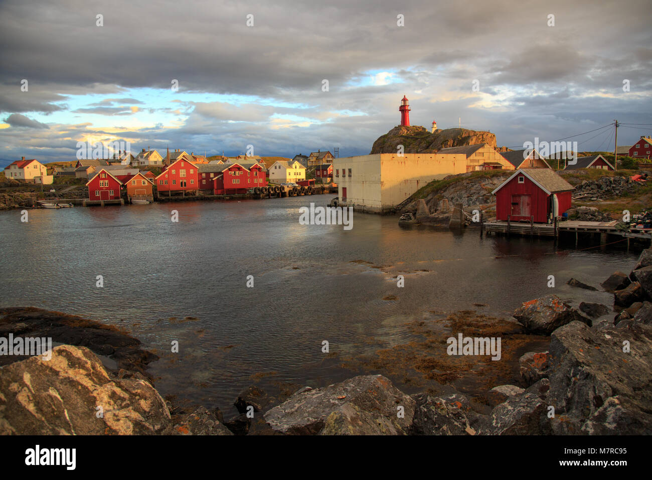 Ona Island au coucher du soleil - ancienne communauté de pêcheurs de Sandoy municipalité dans l'ouest de la Norvège, maintenant un lieu touristique attrayant Banque D'Images