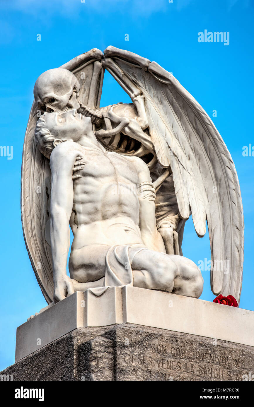 Le baiser de la mort en sculpture créé en 1930 et situé au cimetière de Poble Nou, Barcelone, Catalogne, Espagne Banque D'Images