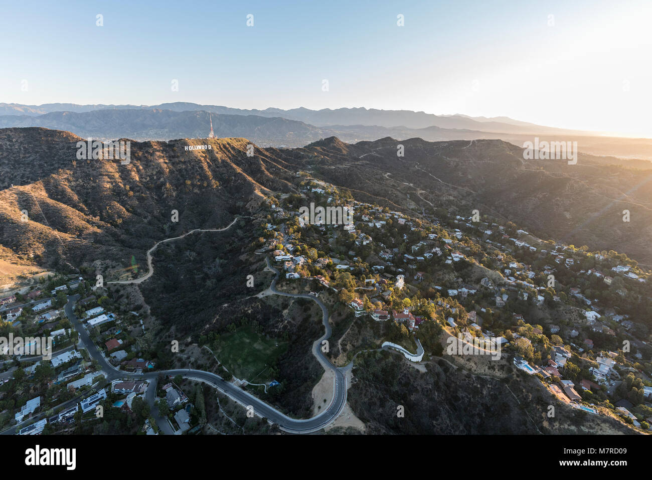 Los Angeles, Californie, USA - 20 Février, 2018 matin : vue sur Hollywood Sign au-dessus de colline près de maisons populaires Griffith Park. Banque D'Images