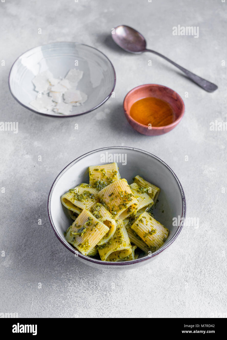 Pâtes avec sauce pesto Banque D'Images