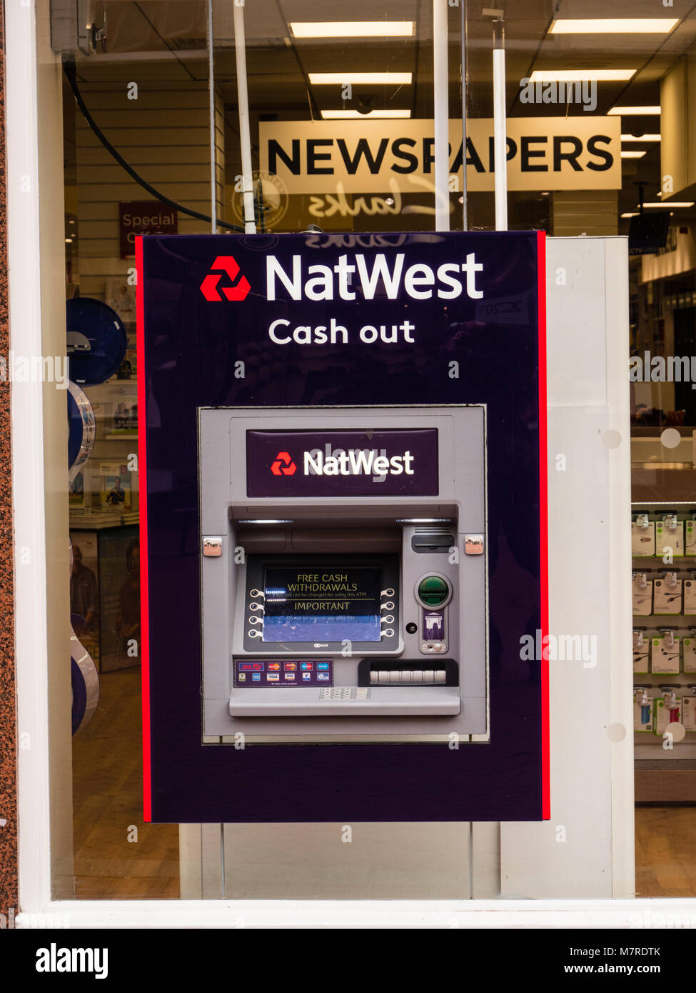 Natwest Cash Machine, WHSmiths, Reading, Berkshire, Angleterre. Banque D'Images