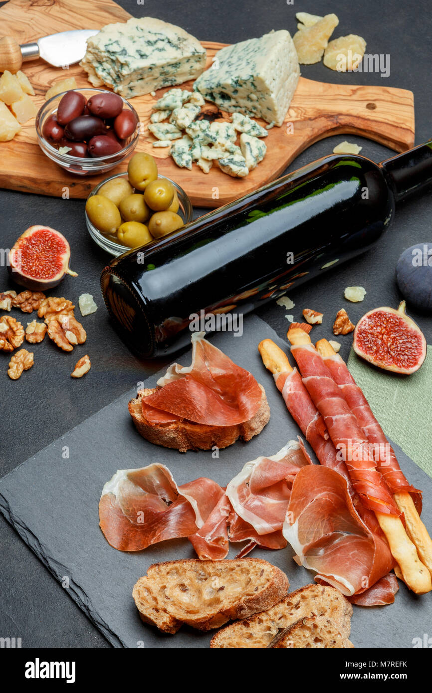 Cuisine italienne traditionnelle - jambon, fromage, vin, olives et du