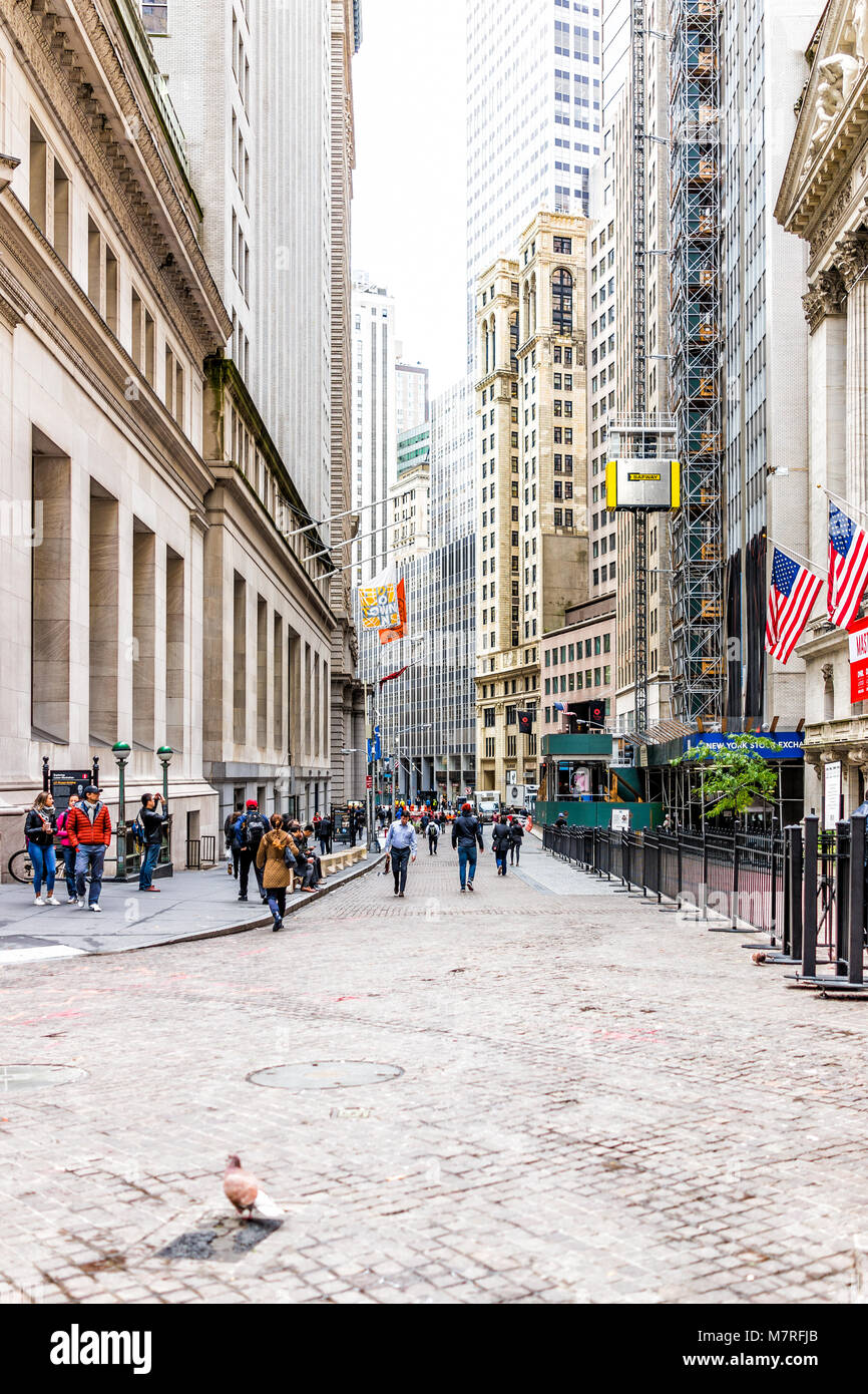 La ville de New York, USA - 30 octobre 2017 : Bourse de Wall Street, l'entrée du bâtiment st étroit dans NYC Manhattan quartier financier inférieur downtow Banque D'Images