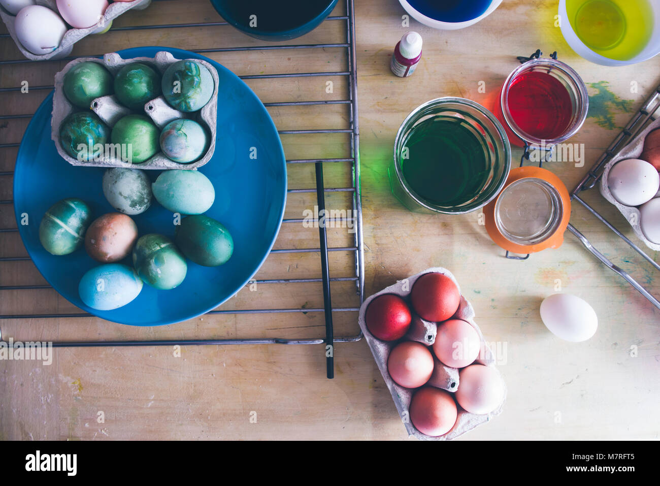 La teinture des oeufs pour Pâques, avec des couleurs de coloration et la tonalité à l